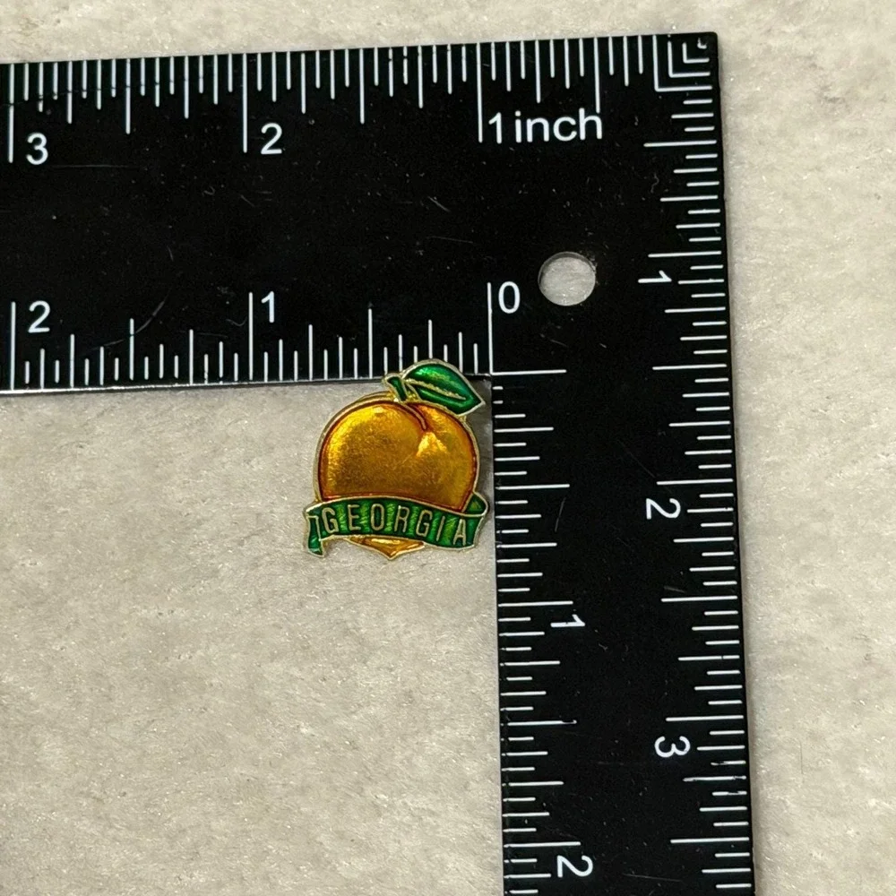 Georgia Peach Enamel Vintage Lapel Pin F31